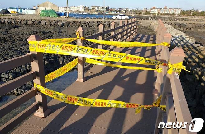 제주시 한림읍 한수리 해안가에 설치된 해상 쉼터인 '한수리 쉼터'에 출입금지 안전선이 걸려 있다. 2020년 2월22일 이 곳에서는 한 20대 관광객이 사진을 찍기 위해 목재 난간에 몸을 기댔다가 난간 이음새가 부서지면서 3m 아래로 추락해 폐 손상 등 전치 6주의 중상을 입는 사고가 발생했었다.© 뉴스1 DB