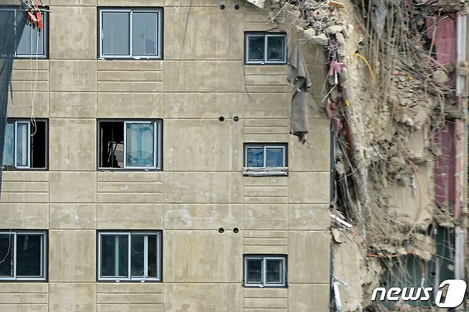 12일 오후 광주 서구 화정동 신축 아파트 붕괴 사고 현장에서 소방당국 관계자들이 실종자 수색작업을 하고 있다. 해당 신축 아파트에서는 전날 오후 3시46분쯤 외벽이 붕괴돼 작업 중이던 6명이 실종됐다. 2022.1.12/뉴스1 © News1 정다움 기자