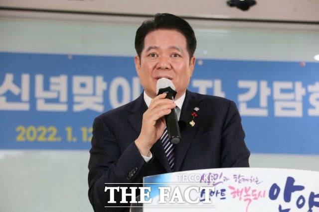 최대호 안양시장이 기자들의 질문에 답변하고 있다./ 안양시 제공