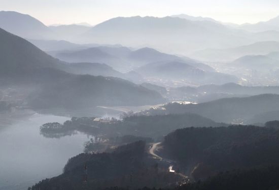 391번 도로 쁘띠프랑스 인근에서 바라본 북한강과 산