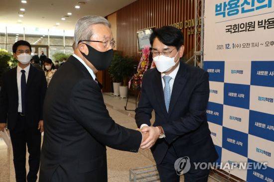 지난달 1일 김종인 국민의힘 전 비상대책위원장이 서울 종로 교보타워에서 열린 '박용진의 정치혁명' 출판기념회에 참석해 박용진 더불어민주당 의원과 악수를 하고 있다. [이미지출처=연합뉴스]