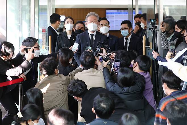 이재명 더불어민주당 대선후보가 2021년 10월 27일 오후 서울 종로구 서울대병원 장례식장에 마련된 고(故) 노태우 전 대통령 빈소에 조문을 마치고 취재진의 질문에 답하고 있다. /조선일보DB