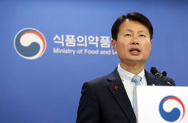 <YONHAP PHOTO-3105> 식약처, 노바백스 코로나19 백신 허가     (청주=연합뉴스) 천경환 기자 = 김강립 식품의약품안전처장이 12일 오후 충북 청주시 식약처 회의실에서 브리핑을 열고 노바백스 신종 코로나바이러스 감염증(코로나19) 백신을 허가하겠다고 발표하고 있다. 2022.1.12     kw@yna.co.kr/2022-01-12 13:20:14/ <저작권자 ⓒ 1980-2022 ㈜연합뉴스. 무단 전재 재배포 금지.>