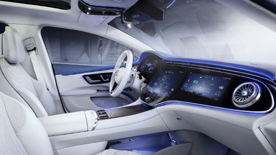 LG전자 인포테인먼트 시스템이 탑재된 프리미엄 전기차 세단 2022년형 EQS의 차량 내부. <LG전자 제공>