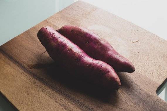 모발 성장에 도움되는 비오틴과 세포의 노화를 막는 베타카로틴이 풍부하게 함유된 고구마. 출처 Unsplash