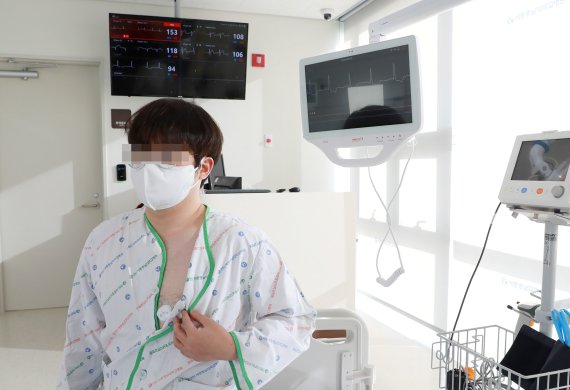 세종충남대병원에 구축된 스마트병동에서 심질환 환자가 심전도(ECG) 생체신호를 체크하기 위해 웨어러블 기기를 착용한 모습.
