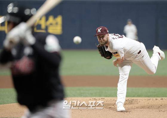 2021프로야구 KBO리그 키움히어로즈와 롯데자이언츠의 경기가 3일 오후 서울 고척스카이돔에서 열렸다. 키움선발 요키시가 공을 던지고 있다. 고척=김민규 기자 kim.mingyu@joongang.co.kr /2021.06.03/