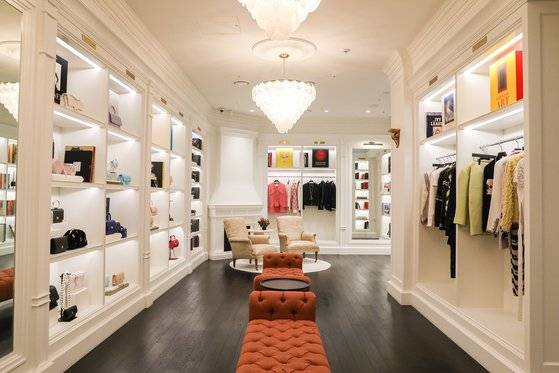 '브그즈트 컬렉션'은 샤넬과 롤렉스 등 매장에서 구경하기도 어려운 명품을 모아 화제가 됐다. 이소아 기자