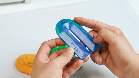 ESG를 실천하고 있는 미국 화장품 브랜드 '닥터 브로너스'가 서울환경연합·노플라스틱선데이와 함께 만든 비누 받침대. 버려진 플라스틱 병뚜껑을 모아 만들었다. [사진 닥터 브로너스]