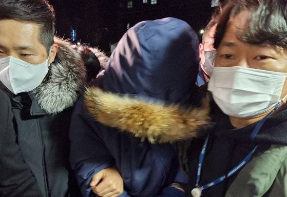 회삿돈 2215억원을 횡령한 혐의를 받는 오스템임플란트 직원 이모(45) 씨가 지난 6일 새벽 서울 강서경찰서로 압송되고 있다. 이병준 기자