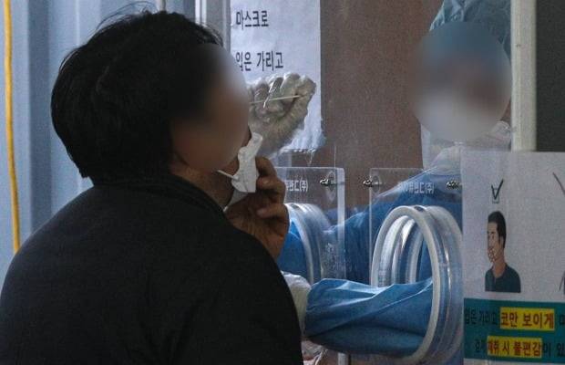 서울 중구 서울역광장에 마련된 선별진료소를 찾은 시민이 검체검사를 받고 있다. /사진=뉴스1