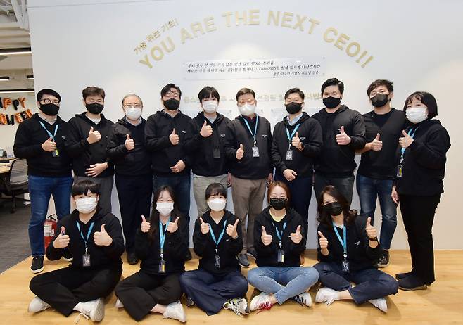 교보생명 사내벤처 프로그램에 참여하고 있는 직원들이 기념촬영을 하고 있다.  교보생명 제공