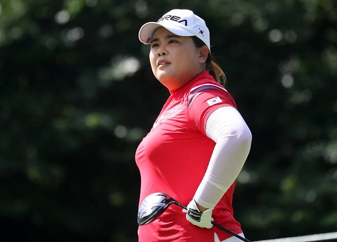 4일 일본 사이타마현 가스미가세키 컨트리클럽에서 열린 도쿄올림픽 여자골프 1라운드. 박인비가 2번홀 티샷을 한뒤 공을 바라보고 있다. 연합뉴스