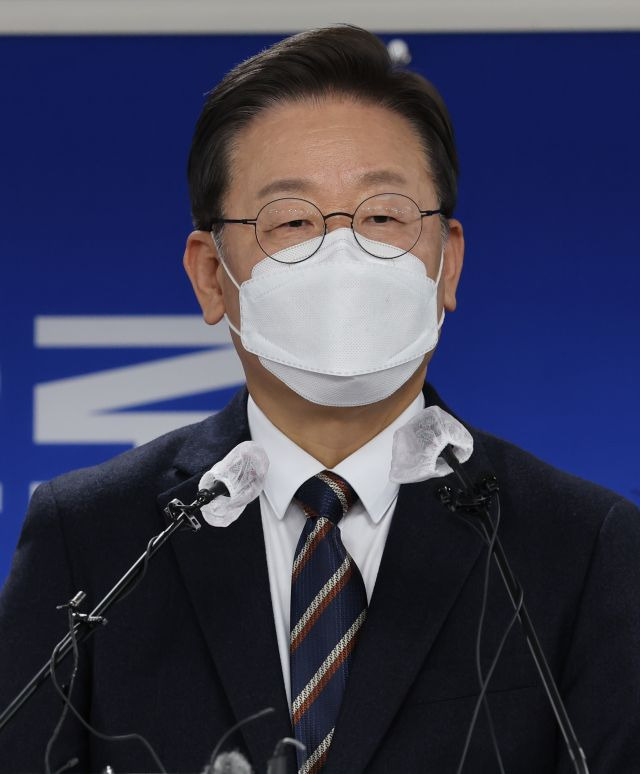더불어민주당 이재명 대선후보가 12일 여의도 중앙당사에서 열린 안보영입인사를 발표한 뒤 북 미사일 발사 관련 입장을 발표하고 있다. 연합뉴스