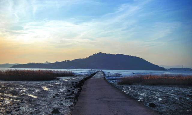 하루 두 번 썰물 때 열리는 우도로 가는 길.