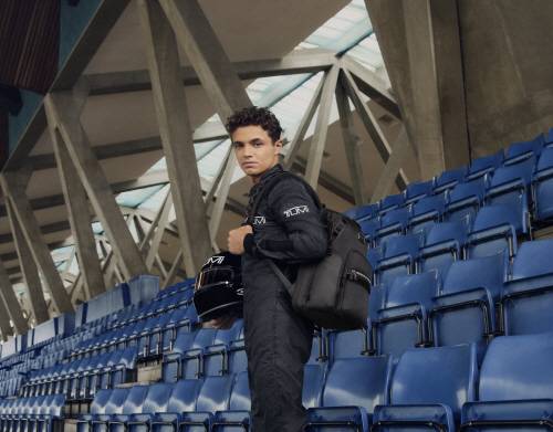 투미 크루로 발탁된 F1 드라이버 랜도 노리스가 투미의 알파 브라보 내비게이션 백팩을 선보이고 있다. [사진 제공 = 투미]