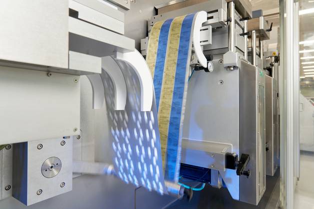 (서울=뉴스1) 강승지 기자 = 신종 코로나바이러스 감염증(코로나19) 경구용 치료제 초도물량 2만1000명분(화이자 팍스로비드)이 13일 국내에 도입된다. 정부는 생활치료센터와 재택치료 담당 약국 등에 신속히 배송해 오는 14일부터 환자에게 투약될 예정이라고 12일 밝혔다. 사진은 미국 화이자제약의 팍스로비드 제조 과정. (한국화이자제약 제공).2022.2.12/뉴스1