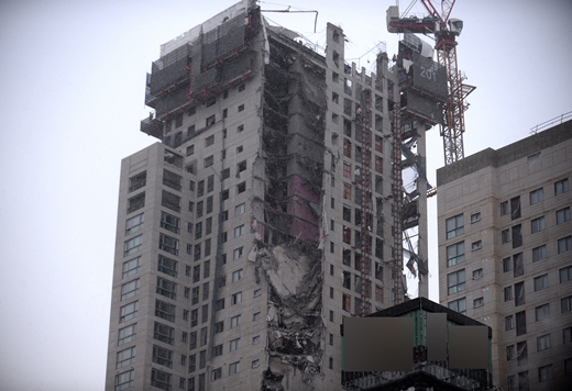 11일 오후 3시 47분 광주 서구 화정동 한 고층아파트 신축 현장 외벽이 무너져 내렸다. /사진=뉴시스