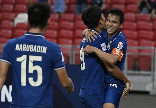 동남아시아 선수들이 잇따라 일본 프로축구 J리그에 자리를 잡고 있다. 사진은 지난해 12월 2020스즈키컵 결승 1차전서 득점한 뒤 세리머니하고 있는 차나팁 송크라신(태국·오른쪽 첫번째). /사진=로이터