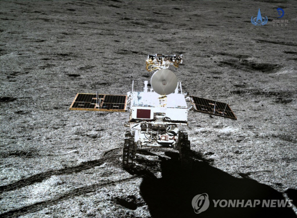 2019년 1월 중국 달 탐사선 창어4호가 찍어 보낸 사진. 무인 로봇 탐사차가 달 표면에서 작업하는 모습. (연합뉴스 자료사진)