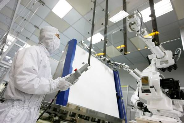 LG디스플레이 파주 공장 LCD 생산라인에서 직원들이 유리기판을 검사하고 있다. [LG디스플레이 제공]