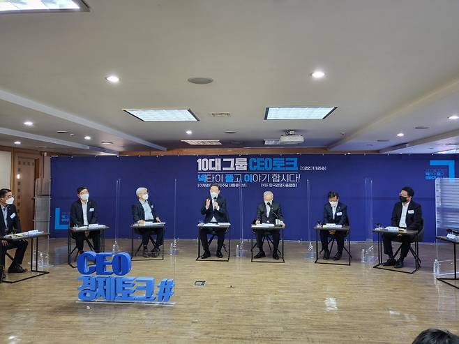 이재명 더불어민주당 대선후보(왼쪽 네번째)가 12일 서울 마포구 한국경영자총협회에서 열린 ‘이재명 더불어민주당 대선후보-10대그룹 전문경영인(CEO) 간담회’에서 발언하고 있다. [김지윤 기자]