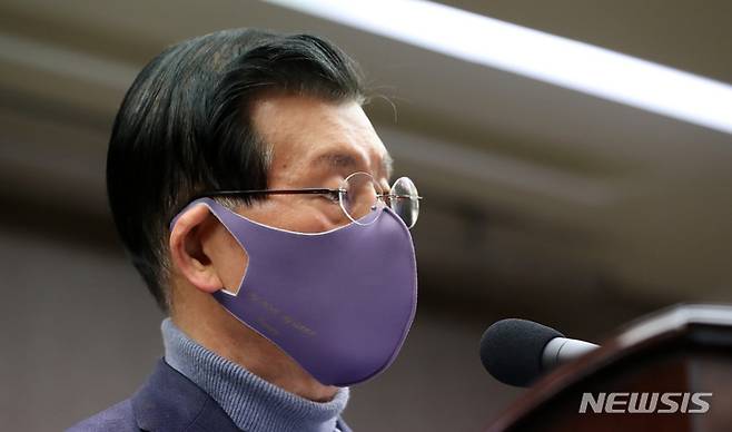 [서울=뉴시스] 이영환 기자 = '굿바이 이재명' 저자 장영하 변호사가 12일 오전 서울 중구 한국프레스센터에서 이재명 더불어민주당 대선후보와 형 이재선씨 관련 기자회견을 하고 있다. 2022.01.12. 20hwan@newsis.com