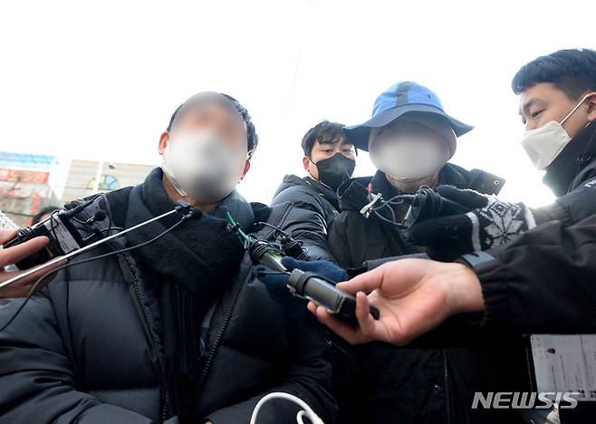 [광주=뉴시스]김혜인 기자 = 12일 오후 광주 서구 화정동 아이파크 아파트에서 학동붕괴참사 유족들이 찾아 취재진의 질문에 답변하고 있다. 2022.01.12.hyein0342@newsis.com