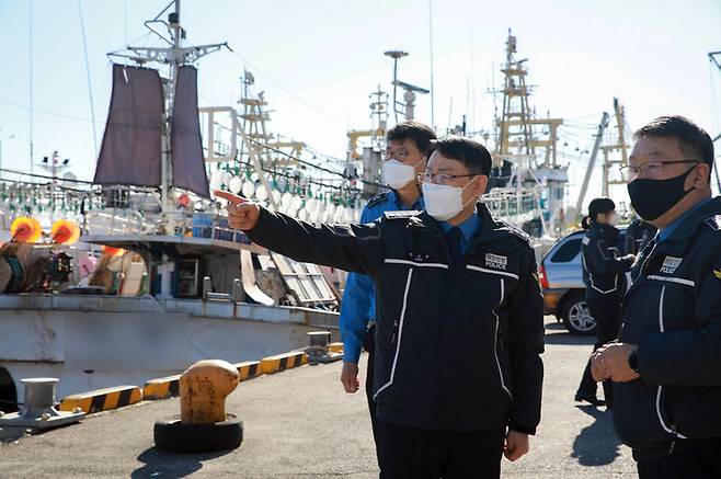 [부산=뉴시스] 정봉훈 해양경찰청장은 12일 부산 서구 부산해경 남항파출소를 방문, 코로나19 방역관리 실태를 점검하고 있다. (사진=남해해경청 제공) *재판매 및 DB 금지