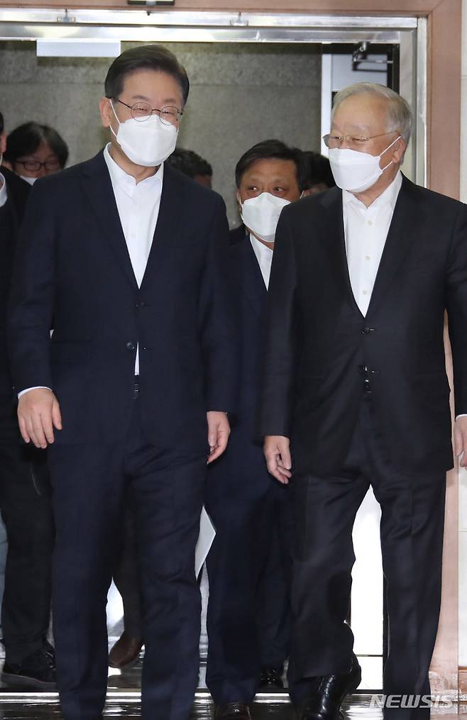 [서울=뉴시스] 국회사진기자단 = 이재명 더불어민주당 대선 후보와 손경식 경총 회장이 12일 서울 마포구 한국경영자총연합회에서 열린 10대 그룹 CEO 토크 '넥타이 풀고 이야기합시다'에 참석하고 있다. 2022.01.12. photo@newsis.com