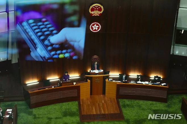 [홍콩=AP/뉴시스] 12일 오전 친중파로 채워진 7기 홍콩 입법회(의회) 임기 첫 회의가 열리고 있다. 본회의장 벽 가운데 중국 중앙정부를 상징하는 국장(國章)이 홍콩특별행정구 구장(區章) 위에 처음으로 걸린 모습이 포착되기도 했다. 2022.01.12