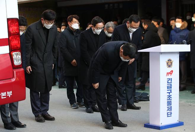 현대산업개발 유병규 대표이사 등 임직원들이 12일 오전 광주 서구 화정동 신축 아파트 외벽 붕괴사고 현장 부근에서 사과문 발표한 뒤 고개 숙이고 있다. 연합뉴스