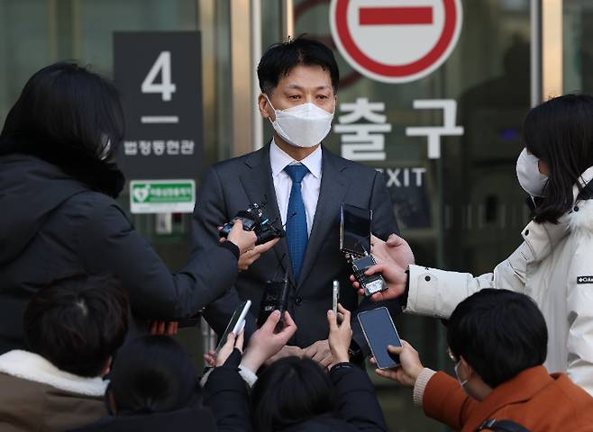 쇼트트랙 국가대표 심석희의 법률 대리인인 윤주탁 변호사가취재진의 질문에 답하고 있다. 연합뉴스