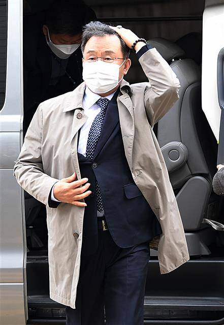 대장동 특혜 의혹의 핵심 인물인 화천대유 대주주 김만배씨가 지난해 11월 3일 구속 전 피의자 심문을 받기 위해 서울 서초구 서울중앙지법 법정으로 들어가는 모습. 10일 열린 첫 재판에서 김씨측은 당시 성남시장 지시에 따른 것이라며 무죄를 주장했다.  오장환 기자