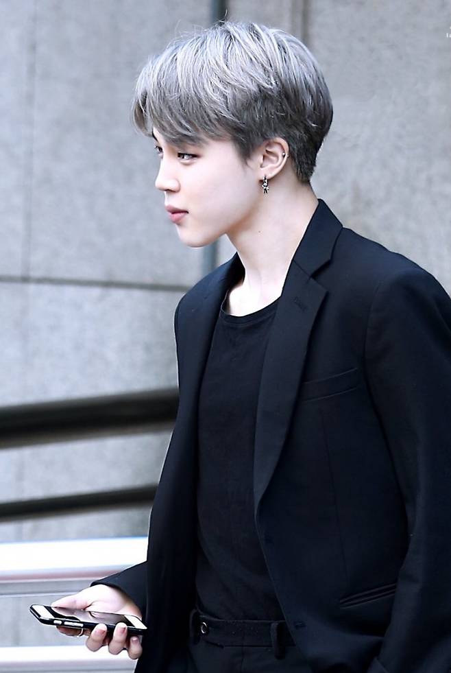 "왕자보다 훨씬 멋있어!" 방탄소년단 지민 완벽한 남친룩 '극찬'