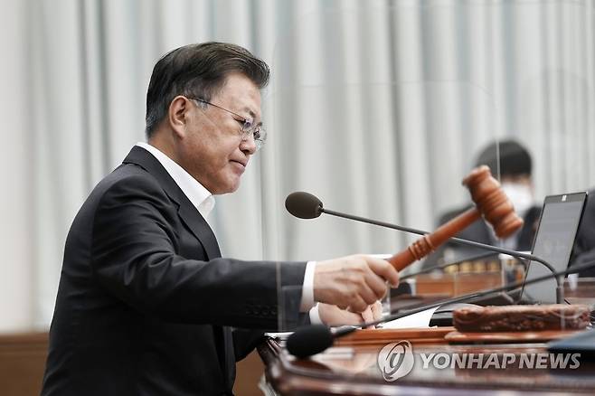 영상국무회의 주재하는 문재인 대통령 (서울=연합뉴스) 서명곤 기자 = 문재인 대통령이 4일 청와대에서 영상국무회의를 주재하고 있다. 2022.1.4 seephoto@yna.co.kr