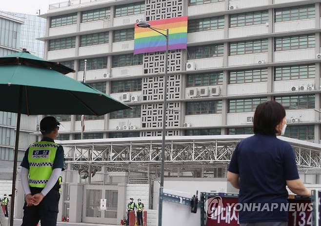 주한 미국 대사관에 걸린 성 소수자 상징 깃발 (서울=연합뉴스) 백승렬 기자 = 지난해 6일 오전 서울 종로구 주한 미국대사관에 성 소수자(LGBTAIQ)를 상징하는 무지개색 깃발이 걸려있다. 2021.6.6 srbaek@yna.co.kr