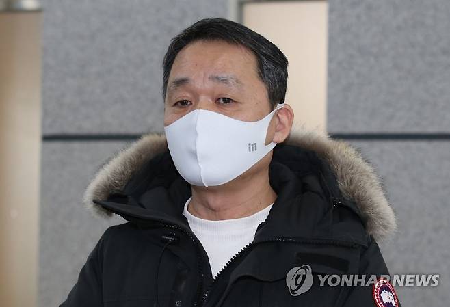 이상직 의원 선고 뒤 취재진 질문받는 박이삼 지부장 (전주=연합뉴스) 나보배 기자 = 12일 550억원대 이스타항공 횡령·배임 혐의로 재판에 넘겨진 무소속 이상직(전북 전주을) 의원이 법정 구속된 직후 박이삼 공공운수노조 이스타항공 조종사 지부장이 취재진의 질문을 받고 있다. 2022.1.12 warm@yna.co.kr