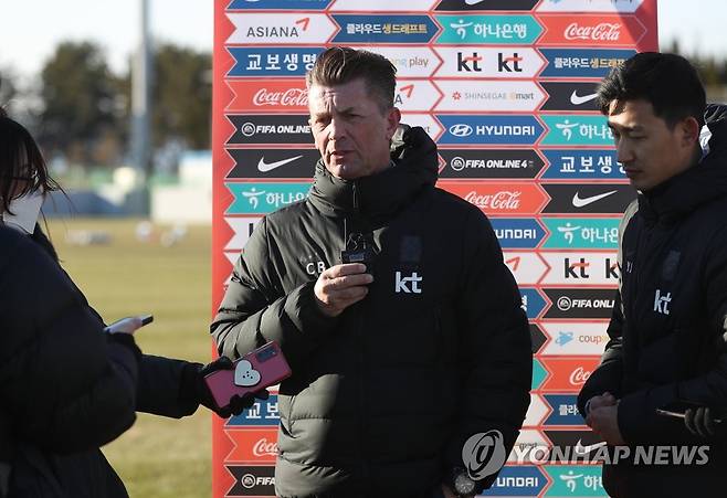 콜린 벨 감독 인터뷰 (남해=연합뉴스) 김동민 기자 = 콜린 벨 한국 여자 축구대표팀 감독이 12일 오후 경남 남해군 남해스포츠파크에서 취재진과 인터뷰하고 있다. 2022.1.12 image@yna.co.kr