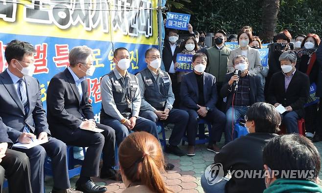 대우조선소 노조 발언 경청하는 이재명 대선후보 [연합뉴스 자료사진]