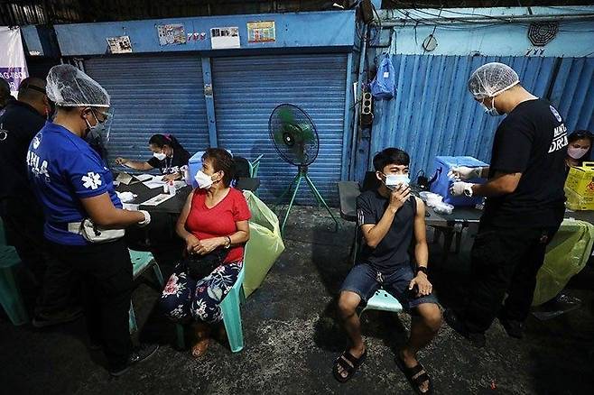 코로나19 백신 부스터샷을 맞기 위해 대기중인 필리핀 마닐라 시민들 [필리핀 스타 사이트 캡처. 재판매 및 DB 금지]