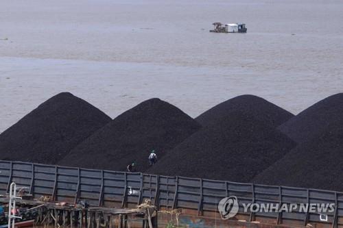 인니 장관 "석탄 수출 부분 재개 전 내수 안정성 확인 중" [AFP=연합뉴스]