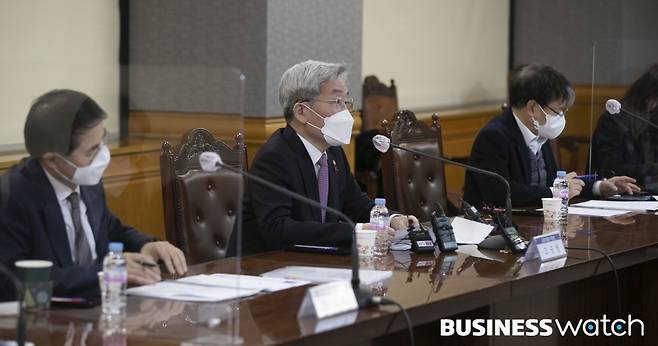 고승범 금융위원장이 13일 오전 서울 중구 은행연합회에서 경제·금융시장 전문가들과 간담회를 하고 있다./사진=이명근 기자 qwe123@