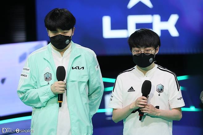 시즌 첫 승리를 따낸 뒤 인터뷰에 응하고 있는 '캐니언' 김건부(좌)와 '쇼메이커' 허수.