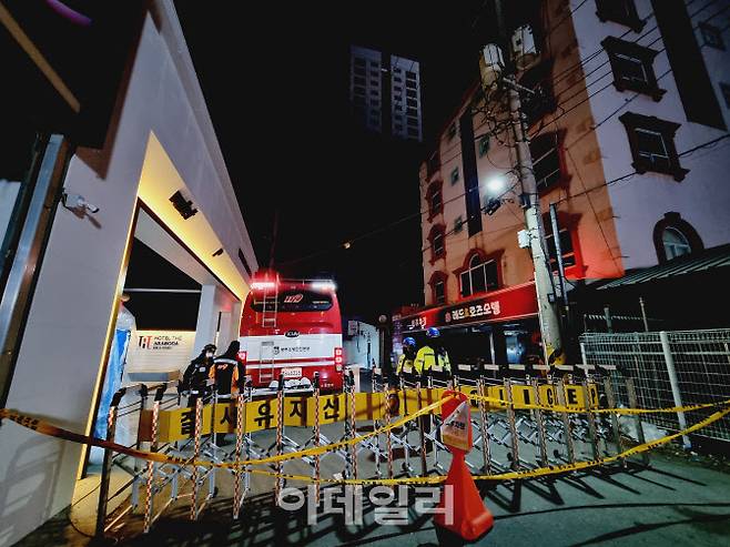 13일 오전 6시 30분께 경찰이 광주 아파트 건설현장 붕괴사고가 발생한 현장을 통제하고 있다.(사진=정재훈기자)