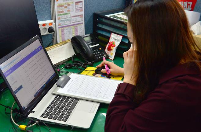 광주 서구 한 고등학교 교무실에서 교사가 업무를 하고 있다. (사진=뉴시스)