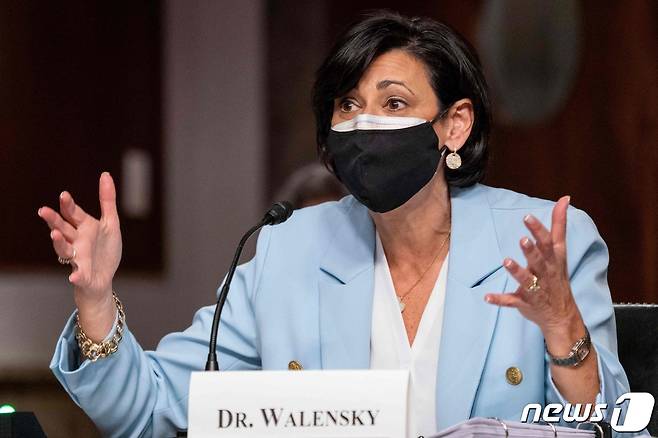 로셸 왈렌스키 미국 CDC 국장이 지난 11일 워싱턴 의사당의 상원 보건·교육·노동 연금위원회 청문회에 출석해 오미크론 변이에 관해 발언하는 모습. © AFP=뉴스1 © News1 우동명 기자