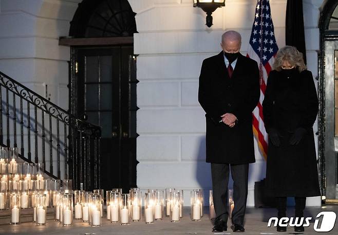 조 바이든 미국 대통령과 부인 질 바이든 여사가 워싱턴 백악관에서 코로나19 사망자 50만명을 추모하는 촛불 점화 의식서 묵념을 하고 있다. © AFP=뉴스1 © News1 우동명 기자