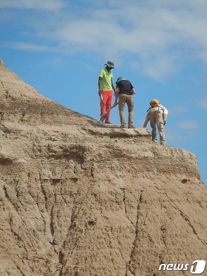 에티오피아 남서부 오모 키비시 지질층에서 연구자들이 발굴 작업을 하고 있다. 2022.01.13/news1 © 로이터=뉴스1 © News1 김민수 기자