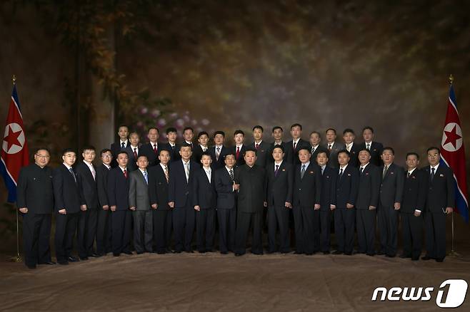(평양 노동신문=뉴스1) = 김정은 북한 노동당 총비서가 11일 극초음속 무기 연구 개발 부문의 핵심 성원들을 당 중앙위원회 본부청사로 불러 축하인사를 전하고 함께 기념사진을 찍었다고 당 기관지 노동신문이 12일 보도했다. 신문은 국방과학원이 11일 극초음속미사일 '최종' 시험발사에 '대성공'했다고 밝혔다. [국내에서만 사용가능. 재배포 금지. DB 금지. For Use Only in the Republic of Korea. Redistribution Prohibited] rodongphoto@news1.kr